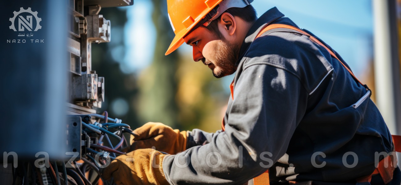 تکنسین برق در حال چک کردن سرسیم ها
